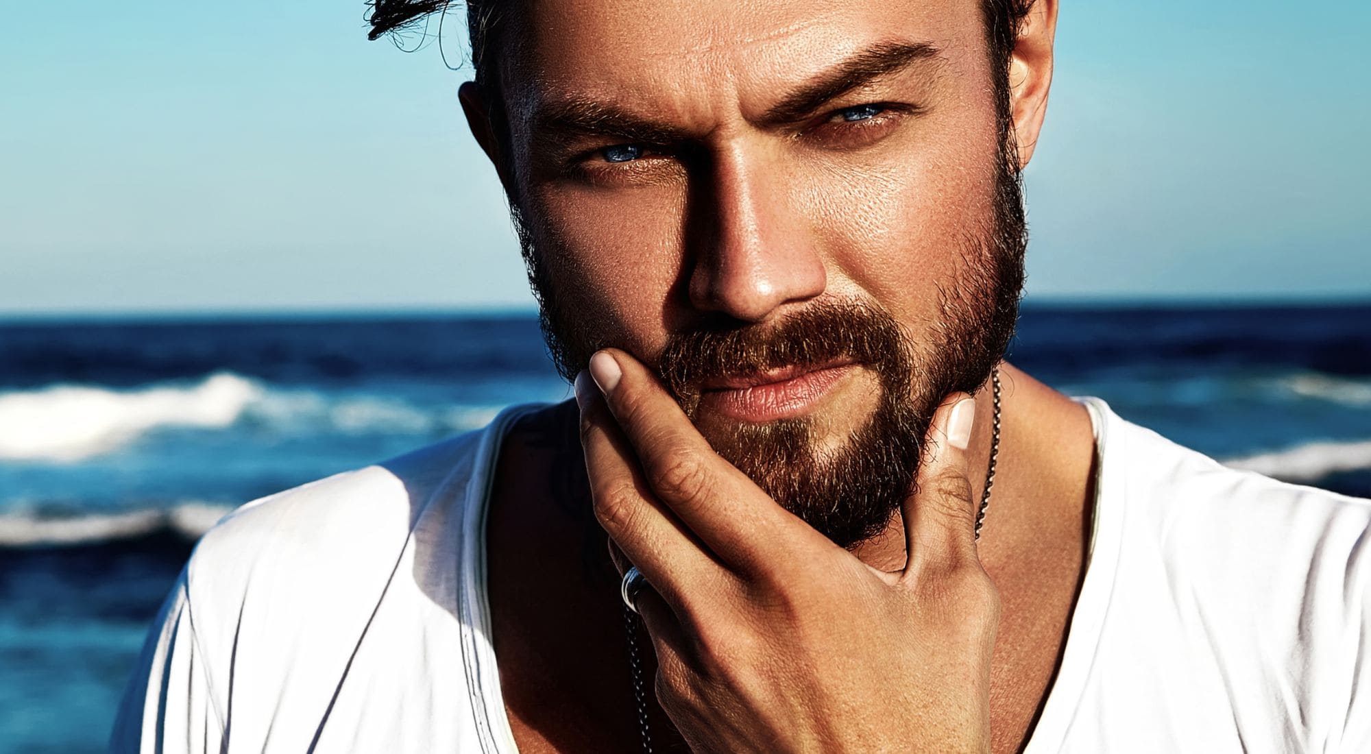 homme avec barbe stylé