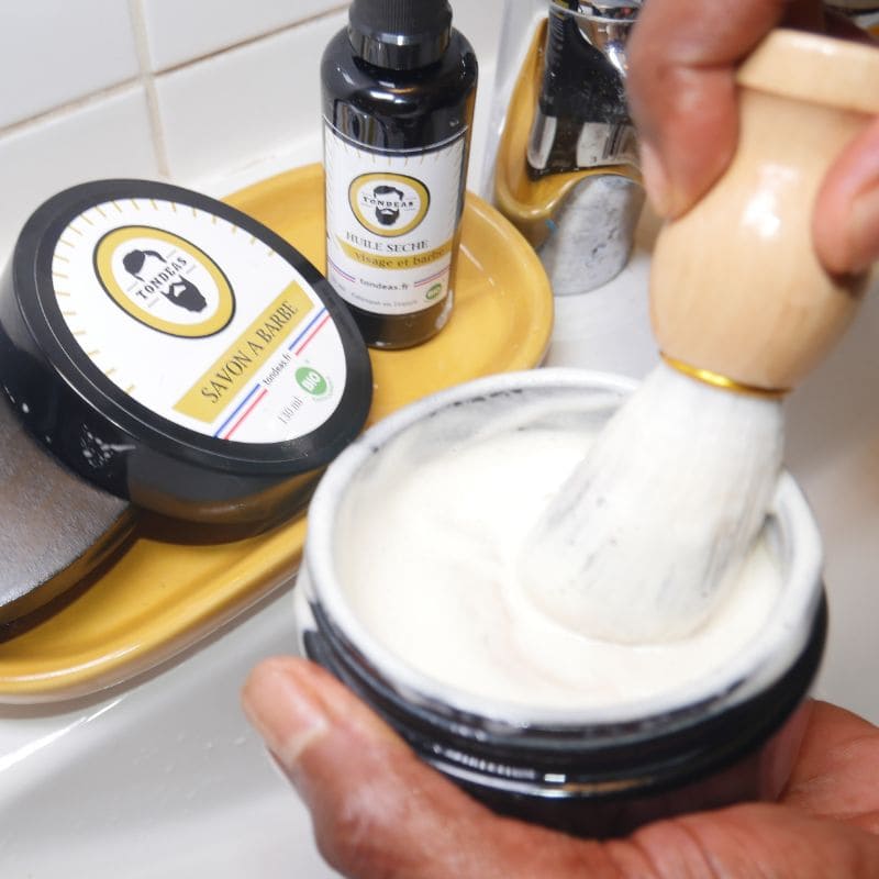 Blaireau de rasage monte rapidement une mousse abondante 