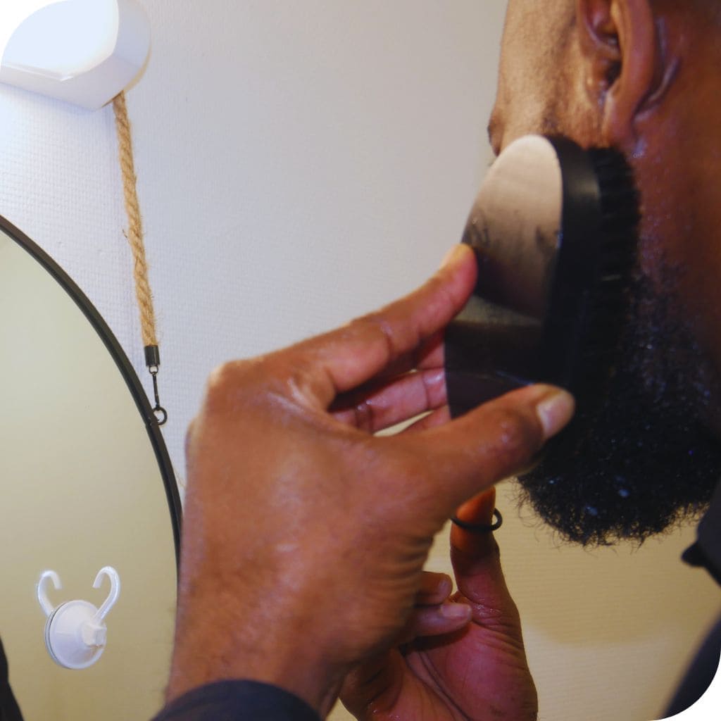 brosse à barbe en action / brosse barbe sanglier en action