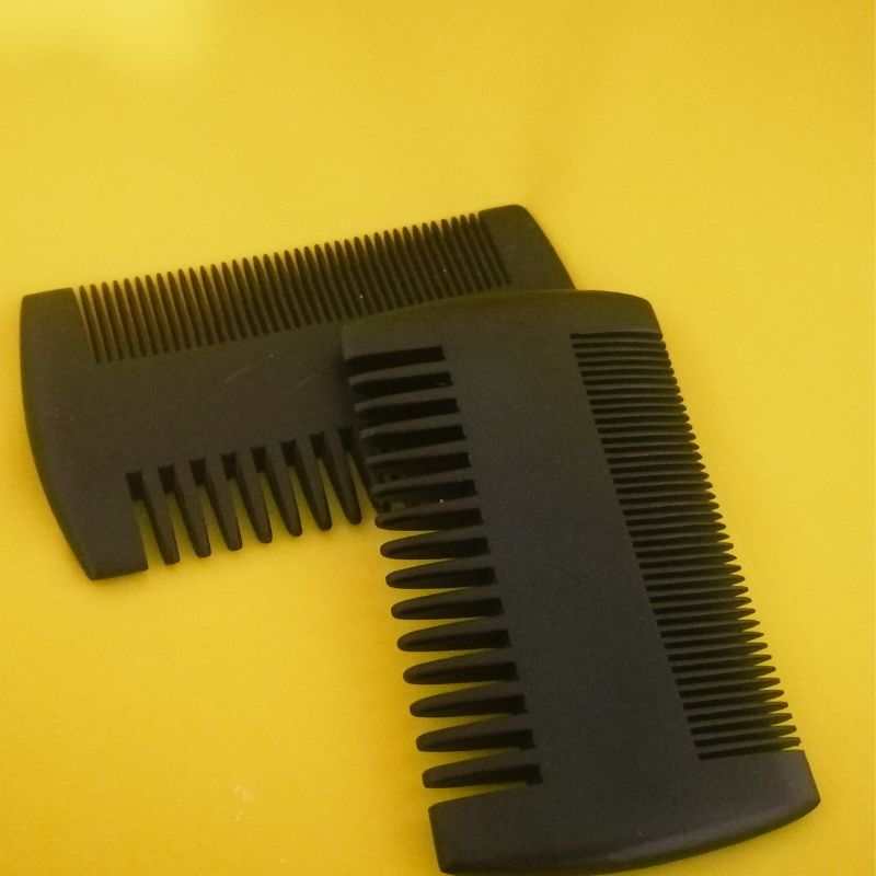  peigne barbe en bois avec un autre