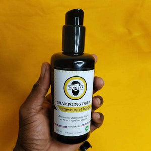 shampoing pour la barbe/ shampoing  barbe naturel SUR LE MAIN D'un model
