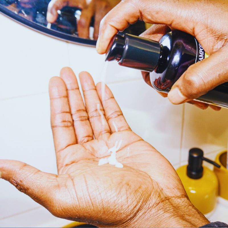 shampoing pour la barbe /shampoing barbe naturel avec un modèle en mode action