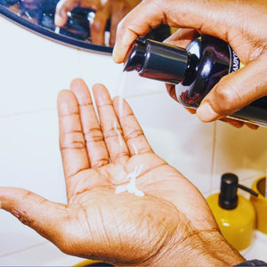 shampoing pour la barbe /shampoing barbe naturel avec un modèle en mode action