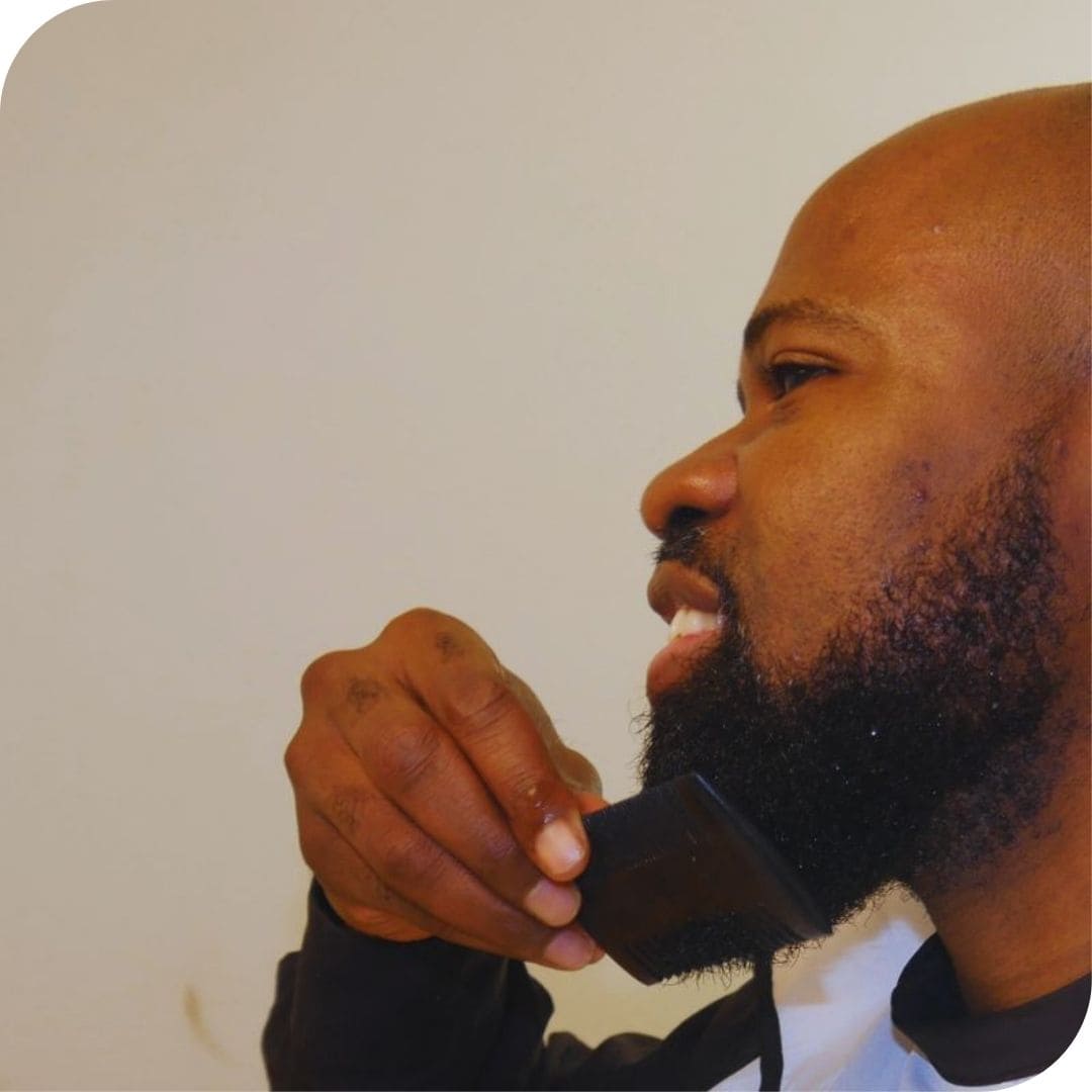 un barbu avec peigne barbe  en bois  de qualité